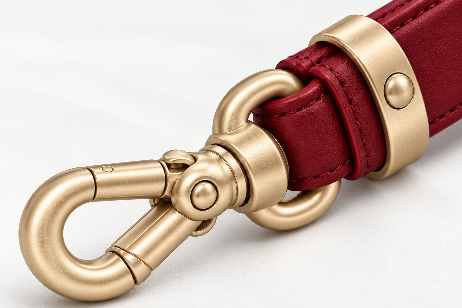 Design preview of the clasp, swivel and reinforced cuff with a brushed champagne-gold finish